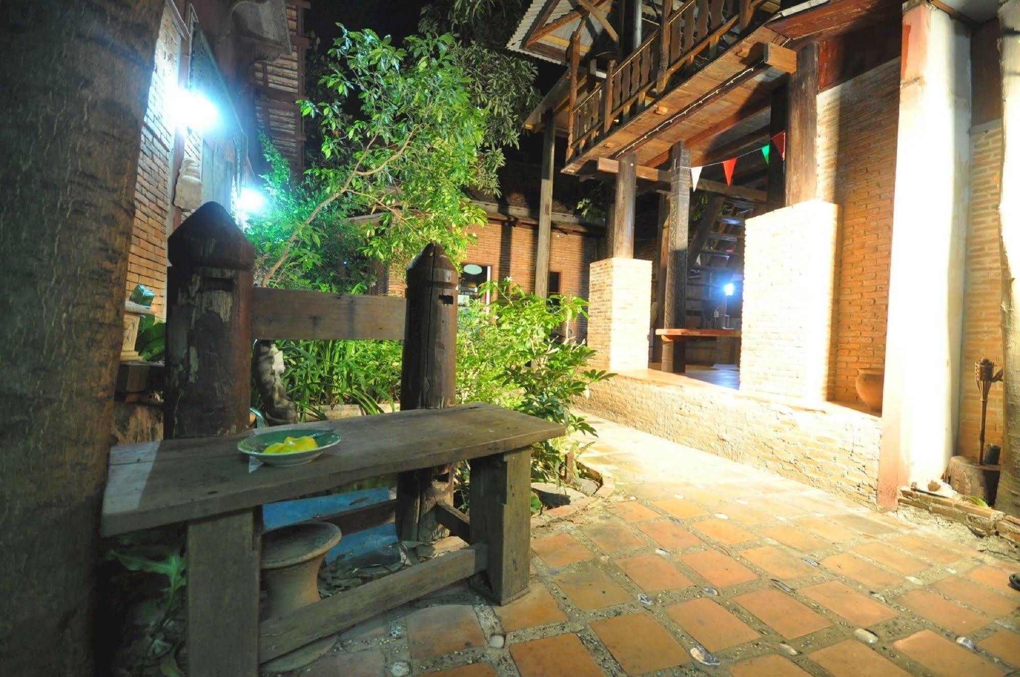 Ayutthaya Bouchic Hostel Eksteriør billede