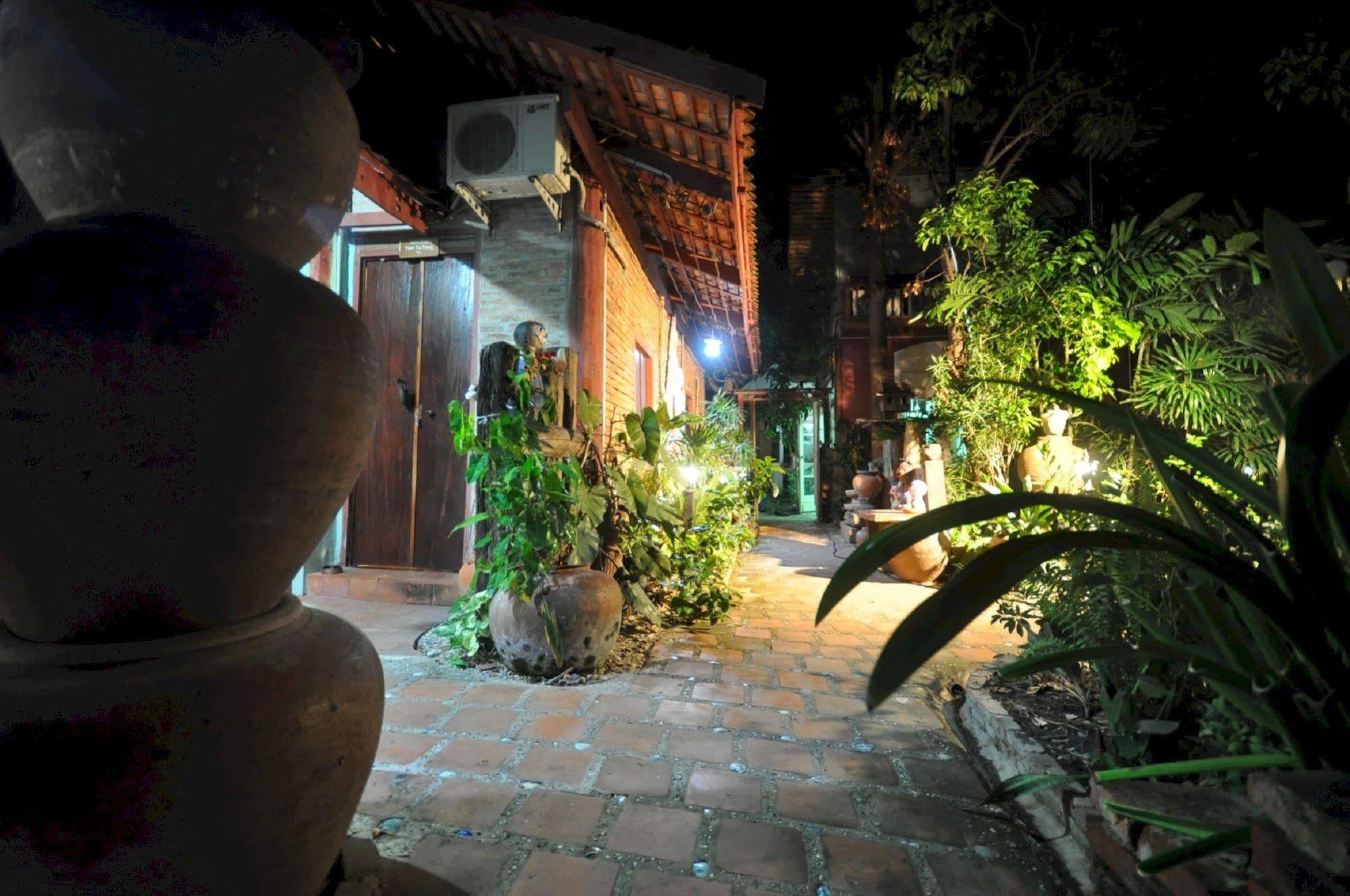 Ayutthaya Bouchic Hostel Eksteriør billede