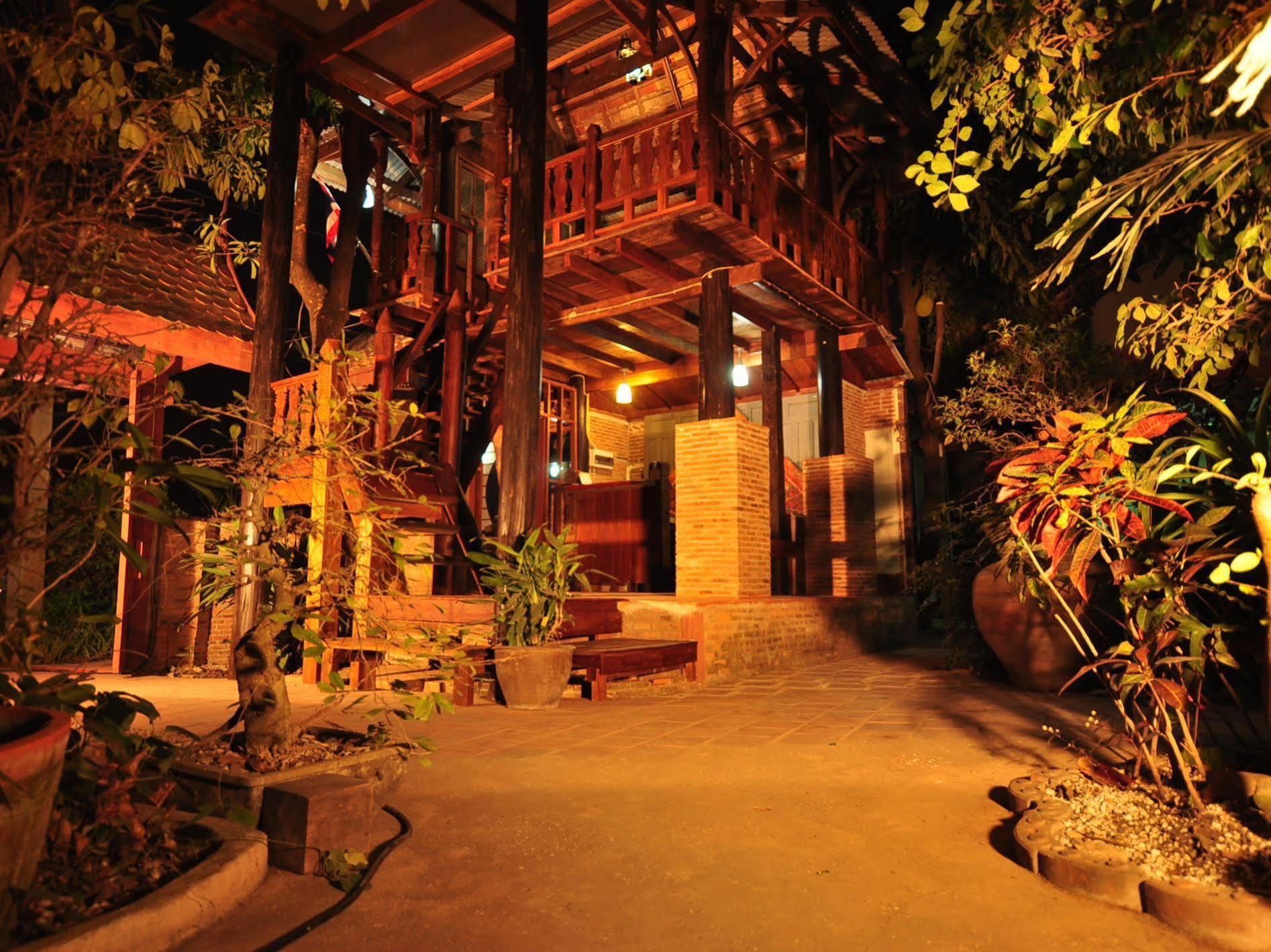 Ayutthaya Bouchic Hostel Eksteriør billede
